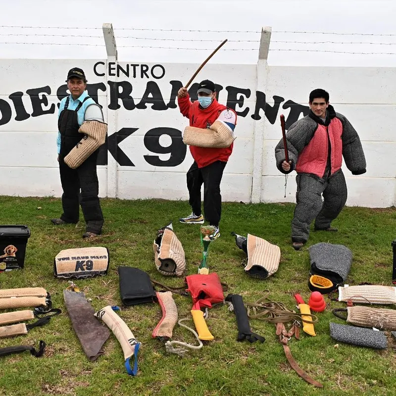 Equipo del Centro de Adiestramiento K9 con implementos de protección