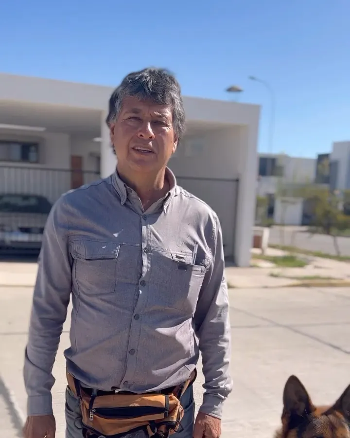 Adiestrador de Adiestramiento K9 con un pastor alemán